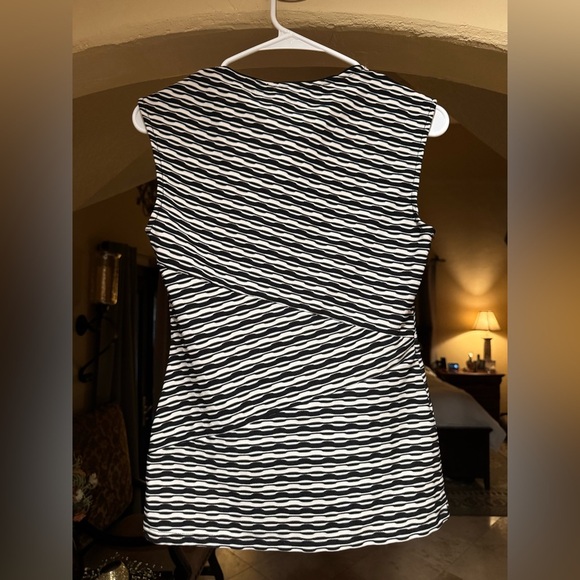 White House Black Market Monochrome Wave Tank Top - Picture 3 of 3